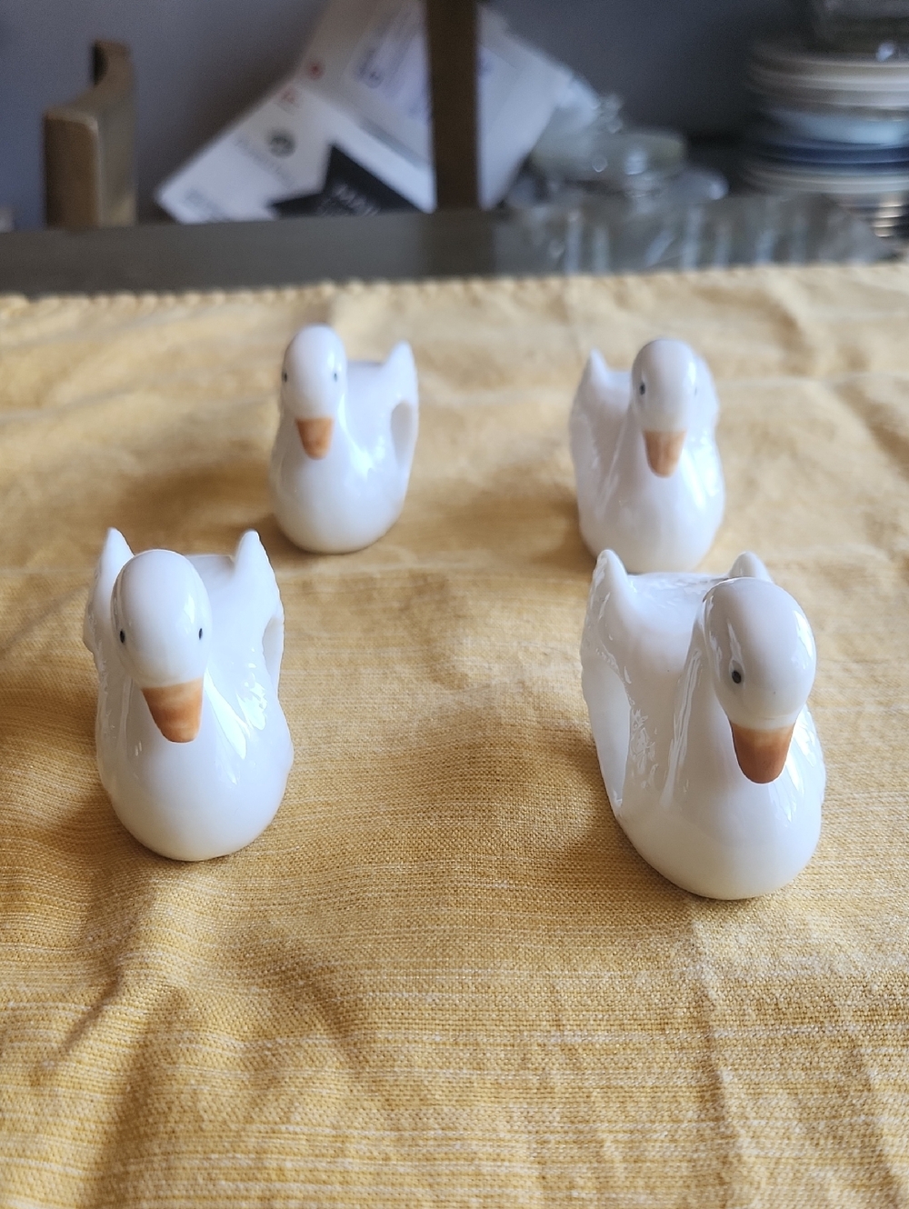 Set of 4 White Ceramic Swan Napkin Rings Home Dining Tavle Setting - Picture 5 of 9